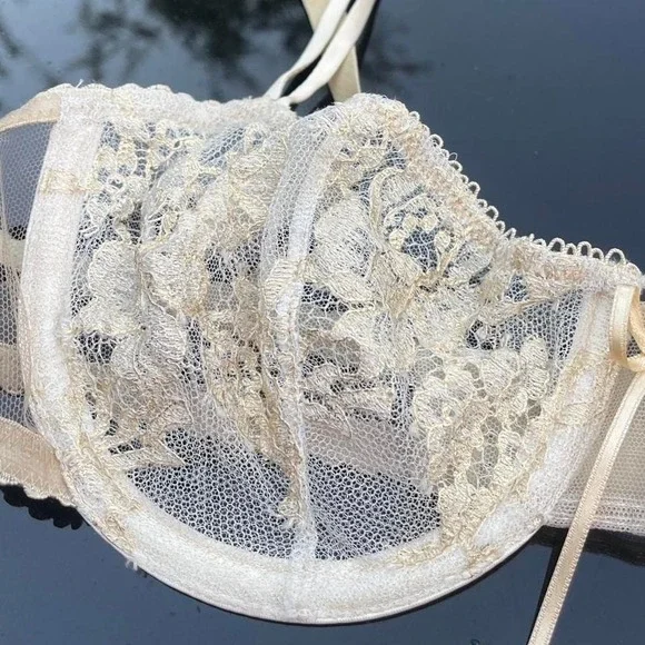 Vintage Luxury‎ Designer I.D. Sarrieri Lace bra super luxe + dreamy details 💕